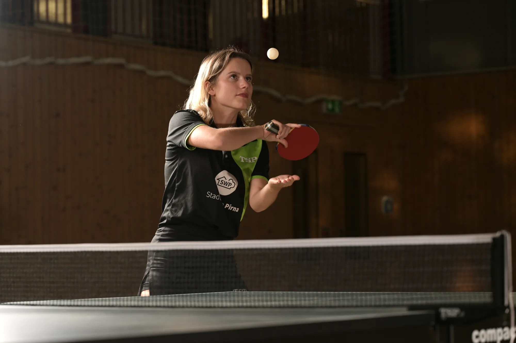 Tischtennisspielerin Aufschlag
