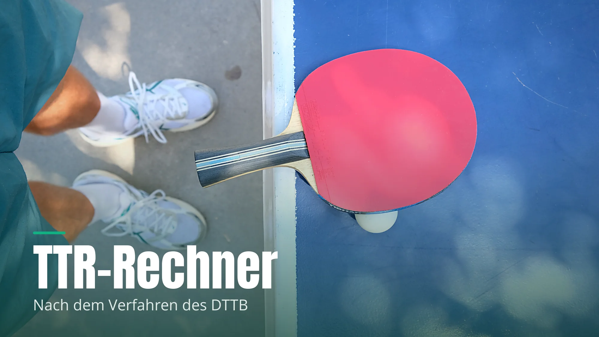 Blick von oben auf eine blaue Tischtennisplatte, darauf ein roter Schläger und ein weißer Ball, links die Füße eines Spielers